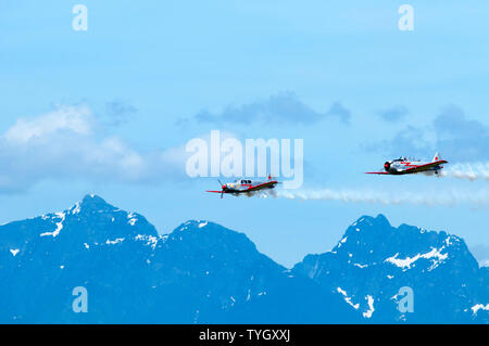 Deux avions de voltige volant au-dessus de sommets pendant un meeting aérien à Pitt Meadows, Colombie-Britannique, Canada Banque D'Images