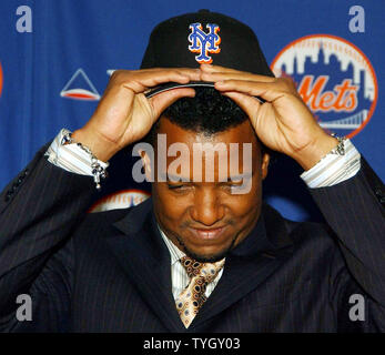 Ancien Boston rouge Sox pitcher Pedro Martinez tente sur les mets équipe pour la première fois au Shea Stadium lors d'un 12/16/04 Conférence de presse où il a officiellement rejoint l'équipe de baseball des New York Mets. (Photo d'UPI/Ezio Petersen) Banque D'Images