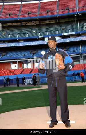 Ancien Boston rouge Sox pitcher Pedro Martinez essaie l'pitcher mound au Shea Stadium après un 12/16/04 Conférence de presse où il a officiellement rejoint l'équipe de baseball des New York Mets. (Photo d'UPI/Ezio Petersen) Banque D'Images