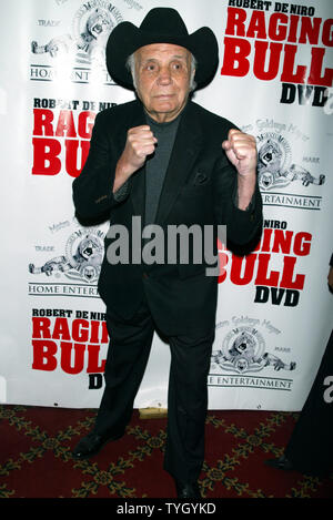 Jake LaMotta arrive pour un 25e anniversaire spécial premiere de 'Raging Bull' pour célébrer le début de l'Edition Collector du film DVD au Ziegfeld Theatre de New York le 27 janvier 2005. (Photo d'UPI/Laura Cavanaugh) Banque D'Images