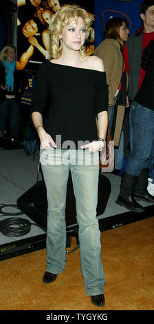 'One Tree Hill' castmember Hilarie Burton signe des copies de l'affiche CD Soundtrack et réalise pour la foule à la fin de l'AF à New York le 25 janvier 2005. (Photo d'UPI/Laura Cavanaugh) Banque D'Images