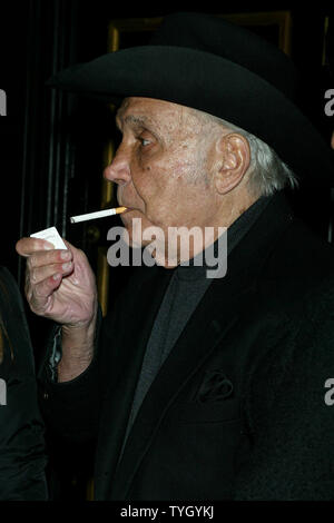 Jake LaMotta s'allume une cigarette à l'intérieur du Ziegfeld Theaster comme il arrive pour un 25e anniversaire spécial premiere de 'Raging Bull' pour célébrer le début de l'Edition Collector du film DVD au Ziegfeld Theatre de New York le 27 janvier 2005. (Photo d'UPI/Laura Cavanaugh) Banque D'Images