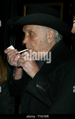 Jake LaMotta s'allume une cigarette à l'intérieur du Ziegfeld Theaster comme il arrive pour un 25e anniversaire spécial premiere de 'Raging Bull' pour célébrer le début de l'Edition Collector du film DVD au Ziegfeld Theatre de New York le 27 janvier 2005. (Photo d'UPI/Laura Cavanaugh) Banque D'Images