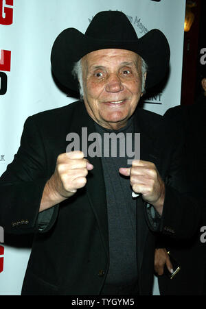 Jake LaMotta arrive pour un 25e anniversaire spécial premiere de 'Raging Bull' pour célébrer le début de l'Edition Collector du film DVD au Ziegfeld Theatre de New York le 27 janvier 2005. (Photo d'UPI/Laura Cavanaugh) Banque D'Images