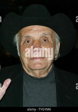 Jake LaMotta arrive pour un 25e anniversaire spécial premiere de 'Raging Bull' pour célébrer le début de l'Edition Collector du film DVD au Ziegfeld Theatre de New York le 27 janvier 2005. (Photo d'UPI/Laura Cavanaugh) Banque D'Images