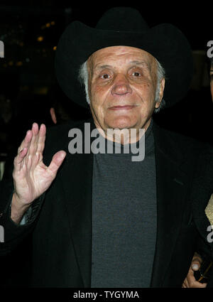 Jake LaMotta arrive pour un 25e anniversaire spécial premiere de 'Raging Bull' pour célébrer le début de l'Edition Collector du film DVD au Ziegfeld Theatre de New York le 27 janvier 2005. (Photo d'UPI/Laura Cavanaugh) Banque D'Images