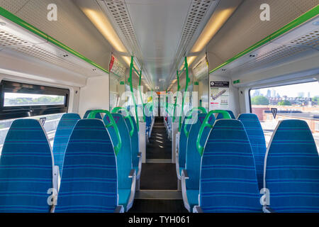 La lumière blanche vue panoramique intérieur d'un train électrique à grande vitesse avec des sièges modernes bleu Banque D'Images