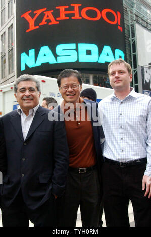 Terry Semel, président et directeur général de Yahoo, Jerry Yang, Yahoo en chef et co-fondateur et David Filo, chef et co-fondateur de Yahoo (de gauche à droite) posent le 02/03/05 à l'extérieur du NASDAQ à New York Times Square pour célébrer le 10e annniversary de Yahoo. (Photo d'UPI/Ezio Petersen) Banque D'Images
