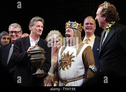 (De gauche à droite) Mike Nichols regarde Monty Python Michael Palin membre tient une urne symbolique représentant défunt membre Python Graham Chapman, acteur Tim Curry et Python membres John Cleese et Eric Idle (compositeur montre/lyrcist) prendre part à la soirée d'ouverture Curtain Call s'incline le 17 mars 2005, pour la comédie musicale des Monty Python "pamalot' réalisé par Mike Nichols. (Photo d'UPI/Ezio Petersen) Banque D'Images