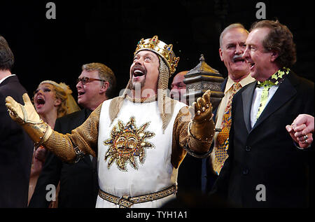 Mike Nichols, le comédien Tim Curry et les membres de Monty Python John Cleese et Eric Idle (compositeur/lyrcist montre) (de gauche à droite) prendre part à la soirée d'ouverture Curtain Call s'incline le 17 mars 2005, pour la comédie musicale des Monty Python "pamalot' réalisé par Mike Nichols. (Photo d'UPI/Ezio Petersen) Banque D'Images