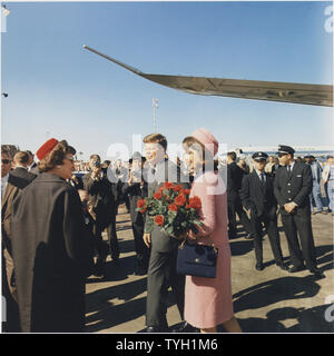 Le président et Mme Kennedy arrivent à Dallas. Le président Kennedy, Mme Kennedy, d'autres. Dallas, TX, Love Field. Banque D'Images