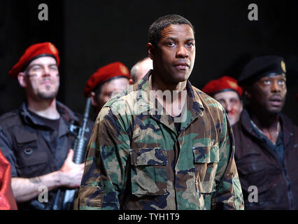 Acteur primé Oscar Denzel Washington prend son 3 avril 2005 Soirée d'ouverture de Broadway Curtain Call arc dans la mise à jour de la production de William Shakespeare jouer Jules César. (Photo d'UPI/Ezio Petersen) Banque D'Images