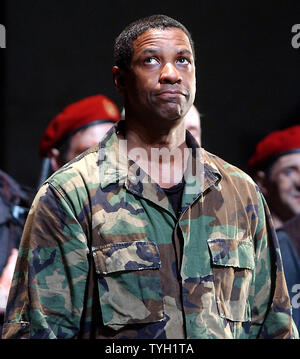 Acteur primé Oscar Denzel Washington prend son 3 avril 2005 Soirée d'ouverture de Broadway Curtain Call arc dans la mise à jour de la production de William Shakespeare jouer Jules César. (Photo d'UPI/Ezio Petersen) Banque D'Images