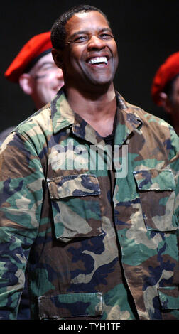 Acteur primé Oscar Denzel Washington prend son 3 avril 2005 Soirée d'ouverture de Broadway Curtain Call arc dans la mise à jour de la production de William Shakespeare jouer Jules César. (Photo d'UPI/Ezio Petersen) Banque D'Images