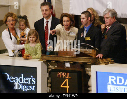 Catherine Kinney,center, président et co-chef de la Bourse de New York, Jason montre l'État de New York, deuxième à droite, où la négociation est en cours comme ils sont rejoints par Saylor Kirkpatrick, deuxième à gauche, qui est tenue par sa mère et le Reader Digest, et le chef de la présidence Thomas Ryder, droit, pour faire sonner la cloche de clôture à la Bourse de New York le 4 avril 2005 à New York. York a été nommé le magazine's 2005 "Héros de l'année" après avoir sauvé la vie de Saylor Kirkpatrick en faisant don d'une partie de son foie pour elle lorsqu'elle était de quatre semaines et souffrant d'une maladie du foie. (Photo d'UPI/Monika Gr Banque D'Images