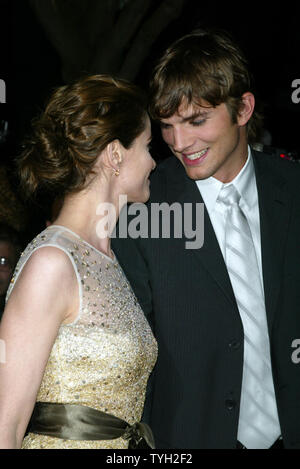 Ashton Kutcher et Amanda Peet arrivent pour la première de leur nouveau film "un peu comme l'amour' à la Clearview Chelsea West cinéma à New York le 18 avril 2005. (Photo d'UPI/Laura Cavanaugh) Banque D'Images