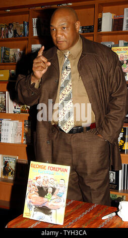 George Foreman, 2 fois l'ancien World Heavyweight Champion de boxe, accueille les enfants et les adultes le 3 mai 2005 à New York le lancement de son premier livre pour enfants "Let George Do It publié par Simon et Schuster. (Photo d'UPI/Ezio Petersen) Banque D'Images