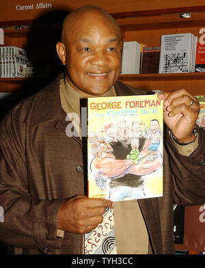 George Foreman, 2 fois l'ancien World Heavyweight Champion de boxe, accueille les enfants et les adultes le 3 mai 2005 à New York le lancement de son premier livre pour enfants "Let George Do It publié par Simon et Schuster. (Photo d'UPI/Ezio Petersen) Banque D'Images