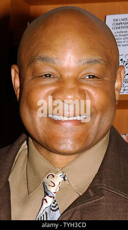 George Foreman, 2 fois l'ancien World Heavyweight Champion de boxe, accueille les enfants et les adultes le 3 mai 2005 à New York le lancement de son premier livre pour enfants "Let George Do It publié par Simon et Schuster. (Photo d'UPI/Ezio Petersen) Banque D'Images
