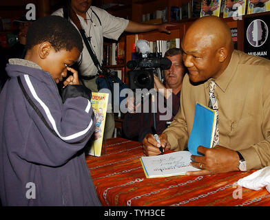 George Foreman, 2 fois l'ancien World Heavyweight Champion de boxe, accueille les enfants et les adultes le 3 mai 2005 à New York le lancement de son premier livre pour enfants "Let George Do It publié par Simon et Schuster. (Photo d'UPI/Ezio Petersen) Banque D'Images