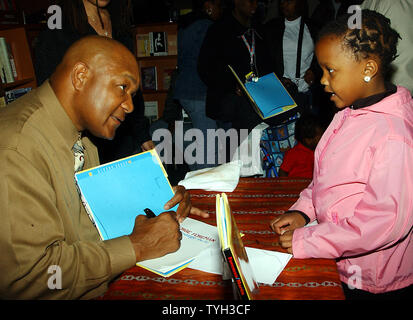 George Foreman, 2 fois l'ancien World Heavyweight Champion de boxe, accueille les enfants et les adultes le 3 mai 2005 à New York le lancement de son premier livre pour enfants "Let George Do It publié par Simon et Schuster. (Photo d'UPI/Ezio Petersen) Banque D'Images