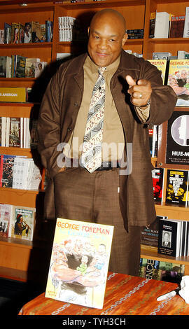 George Foreman, 2 fois l'ancien World Heavyweight Champion de boxe, accueille les enfants et les adultes le 3 mai 2005 à New York le lancement de son premier livre pour enfants "Let George Do It publié par Simon et Schuster. (Photo d'UPI/Ezio Petersen) Banque D'Images