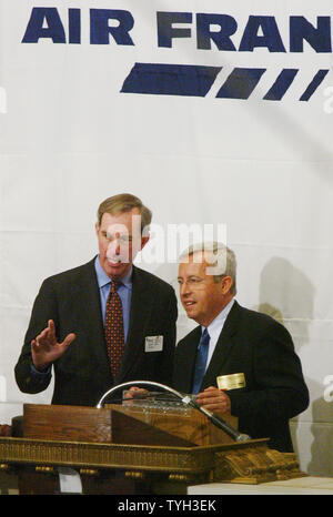 Robert Britz, gauche, co-directeur général de la Bourse de New York parle avec Pierre-Henri Gourgeon, Directeur général adjoint et chef de l'exploitation d'Air France-KLM, avant de sonner la cloche de clôture à la Bourse de New York le 5 mai 2005 à New York. Air France-KLM célèbrent le premier anniversaire de leur fusion qui a formé le plus grand avion de ligne, transportant environ 65 millions de passagers par an. (Photo d'UPI/Monika Graff) Banque D'Images