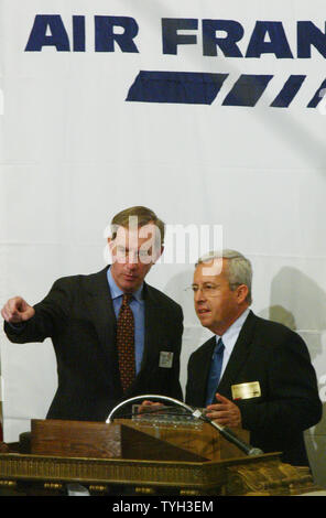 Robert Britz, gauche, co-directeur général de la Bourse de New York parle avec Pierre-Henri Gourgeon, Directeur général adjoint et chef de l'exploitation d'Air France-KLM, avant de sonner la cloche de clôture à la Bourse de New York le 5 mai 2005 à New York. Air France-KLM célèbrent le premier anniversaire de leur fusion qui a formé le plus grand avion de ligne, transportant environ 65 millions de passagers par an. (Photo d'UPI/Monika Graff) Banque D'Images