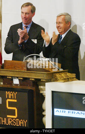 Robert Britz, gauche, co-directeur général de la Bourse de New York s'associe à Pierre-Henri Gourgeon, Directeur général adjoint et chef de l'exploitation d'Air France-KLM,pour la sonnerie de la cloche de clôture à la Bourse de New York le 5 mai 2005 à New York. Air France-KLM célèbrent le premier anniversaire de leur fusion qui a formé le plus grand avion de ligne, transportant environ 65 millions de passagers par an. (Photo d'UPI/Monika Graff) Banque D'Images