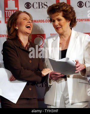 L'actrice Kate Burton et Lynn Redgrave (de gauche à droite) l'ancien Tony Award winners face aux nouveaux médias de New York après avoir pris part à des cérémonies le 10 mai 2005, annonçant le Tony Award 2005 candidats. Le Tony Awards aura lieu le 5 juin 2005 au Radio City Music Hall. (Photo d'UPI/Ezio Petersen) Banque D'Images