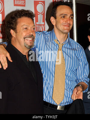 Acteurs Tim Curry et Hank Azaria (de gauche à droite) tous deux en nomination pour le "Meilleur acteur dans une comédie musicale" pour Monty Python's Spamalot rencontrez les médias à la 11 Mai 2005 Tony Award nominés déjeuner. (Photo d'UPI/Ezio Petersen) Banque D'Images