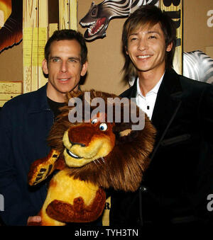 Acteurs Ben Stiller et M. Tamaki (de gauche à droite) voix du film d'animation Dreamworks 'Madagascar' arrivent pour le 15 mai 2005 New York première mondiale de leur film. Tamaki s'dub Stiller voix quand le film est sorti au Japon. (Photo d'UPI/Ezio Petersen) Banque D'Images