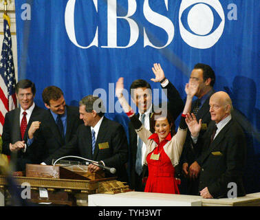 Sur la main pour la sonnerie de la cloche de clôture à la Bourse de New York sont (de gauche à droite) NYSE PDG John Thain, Phil Rosenthal, producteur exécutif de "Everybody Loves Raymond", Les Moonves, co-président, co-directeur général de Viacom et président de CBS, Raymond Romano qui joue le personnage principal de la série télé, Patricia Heaton qui joue l'épouse de Raymond, Brad Garrett qui joue son frère et Peter Boyle qui agit comme le père le 16 mai 2005 à New York. La populaire série télévisée diffuse sa série finale après l'exécution d'tomight pendant neuf ans. (Photo d'UPI/Monika Graff) Banque D'Images