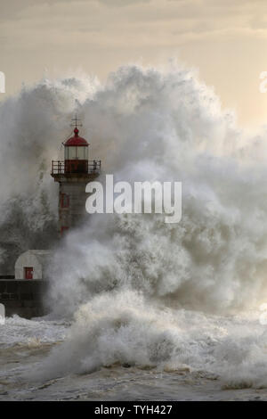 Rupture énorme mer vague plus vieux phare au coucher du soleil. La bouche de la rivière Douro, Porto, Portugal. Banque D'Images