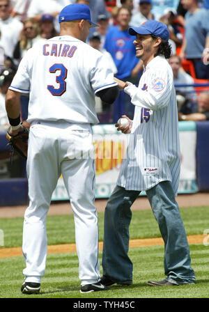 New York Yankee's premier but Miguel au Caire, à gauche, est remplie par le chanteur Marc Anthony qui thew la cérémonie d'ouverture hauteur pour Le Caire avant le début de la jeu du Met contre les Yankees de New York a tenu le Shea Stadium le 21 mai 2005 à New York. (Photo d'UPI/Monika Graff) Banque D'Images