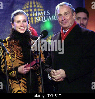 Maire de la ville de New York Michael Bloomberg va marcher sa fille de 26 ans, Emma dans l'allée le 11 juin 2005, puis effectuer la cérémonie de mariage pour elle à la mairie de pays Page d'accueil dans le comté de Westchester. C'est seulement la deuxième fois que le maire Bloomberg a effectué ce service. Son premier a été pour l'ancien maire de New York Rudolph Giuliani FILE PHOTO : June 1, 2002 (Photo d'UPI/Ezio Petersen) Banque D'Images