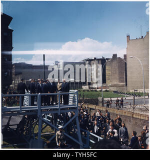 Voyage en Europe du président- Président de la plate-forme supports donnant sur mur de Berlin. Le président Kennedy, d'autres en partie, les spectateurs. L'ouest de Berlin, Allemagne. Banque D'Images