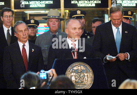 Maire de la ville de New York, Michael Bloomberg, New York City Commissaire de police Raymond Kelly et gouverneur de New York George Pataki (de gauche à droite) lors d'une conférence de presse conjointe à New York's Grand Central Station pour résoudre les problèmes de sécurité dans la ville de New York, en remplacement de la 7 juillet 2005, l'explosif de bus et trains à Londres en Angleterre. (UPI Photo/) Banque D'Images