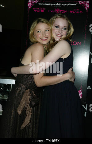 Elisabeth Harnois (à gauche) et Evan Rachel Wood arrivent pour la première de leur nouveau film 'Pretty Persuasion' à la Clearview Chelsea West Theatre de New York le 2 août 2005. (Photo d'UPI/Laura Cavanaugh) Banque D'Images