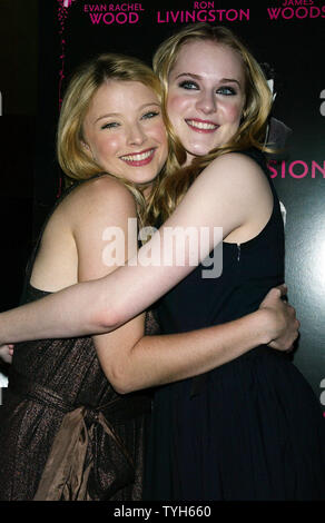 Elisabeth Harnois (à gauche) et Evan Rachel Wood arrivent pour la première de leur nouveau film 'Pretty Persuasion' à la Clearview Chelsea West Theatre de New York le 2 août 2005. (Photo d'UPI/Laura Cavanaugh) Banque D'Images