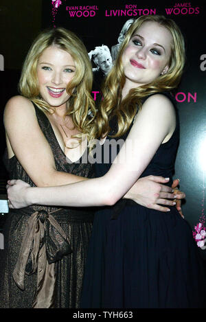 Elisabeth Harnois (à gauche) et Evan Rachel Wood arrivent pour la première de leur nouveau film 'Pretty Persuasion' à la Clearview Chelsea West Theatre de New York le 2 août 2005. (Photo d'UPI/Laura Cavanaugh) Banque D'Images