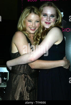 Elisabeth Harnois (à gauche) et Evan Rachel Wood arrivent pour la première de leur nouveau film 'Pretty Persuasion' à la Clearview Chelsea West Theatre de New York le 2 août 2005. (Photo d'UPI/Laura Cavanaugh) Banque D'Images