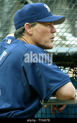 Gestionnaire des Milwaukee Brewers Ned Yost montres au cours de la pratique au bâton que les brasseurs se préparent pour leur match contre les Mets de New York au Shea Stadium le 3 août 2005 à New York. (Photo d'UPI/Monika Graff) Banque D'Images