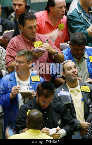 Les commerçants dans le puits de pétrole brut du New York Mercantile Exchange faire des affaires après le prix du pétrole brut a atteint un record de 66 dollars le baril avant de descendre un peu comme vu le 10 août 2005 dans la ville de New York. (Photo d'UPI/Monika Graff) Banque D'Images