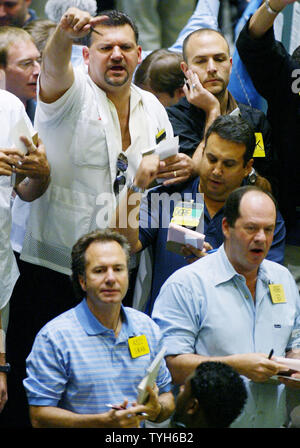 Les commerçants dans le puits de pétrole brut du New York Mercantile Exchange faire des affaires après le prix du pétrole brut a atteint un record de 66 dollars le baril avant de descendre un peu comme vu le 10 août 2005 dans la ville de New York. (Photo d'UPI/Monika Graff) Banque D'Images