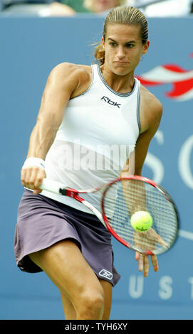 Amélie Mauresmo, de la France, qui est ensemencé à troisième, renvoie la balle à Roberta Vinci de l'Italie après avoir vaincu sa 6-3, 6-2 à l'US Open s'est tenue au National Tennis Center le 30 août 2005. (Photo d'UPI/Monika Graff) Banque D'Images