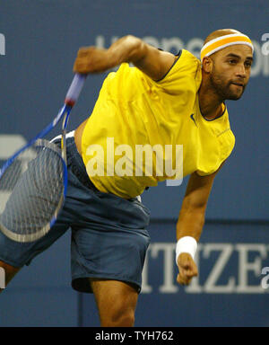 James Blake (USA) est un as dans son match contre Igor Andreev (RUS) pendant 4 nuit à l'US Open à Flushing Meadows, New York le 1 septembre 2005. (Photo d'UPI/John Angelillo) Banque D'Images