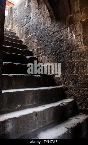 Un escalier de pierre dans la région de Shaniwar Wada, Pune, Maharashtra, Inde. Banque D'Images