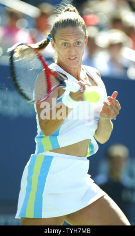 Mary Pierce de la France renvoie la balle à Amélie Mauresmo, également de la France, et continue de battre la troisième tête de série numéro 6-4, 6-1 lors de l'US Open s'est tenue au National Tennis Center le 7 septembre 2005 à New York. (Photo d'UPI/Monika Graff) Banque D'Images