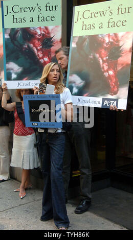 Heather Mills McCartney, l'épouse de Sir Paul s'associe aux membres de PETA à New York le 12 septembre 2005 pour lancer une campagne nationale de boycott des consommateurs contre l'équipage J détaillant de vêtements pour la vente de vêtements fabriqués en Chine, où les animaux ne sont pas protégés par la loi. (Photo d'UPI/Ezio Petersen) Banque D'Images